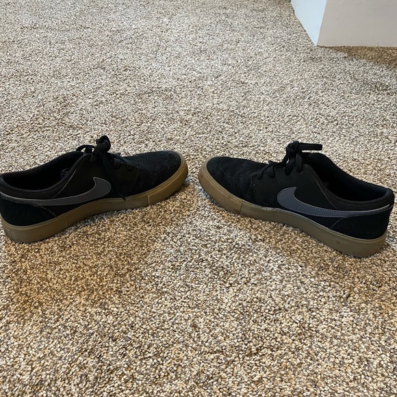 black sneakers - Picture 5 of 5